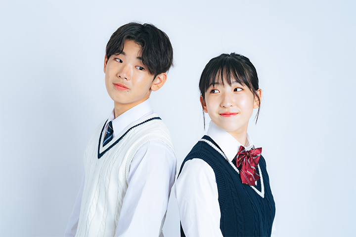 制服姿の男女の学生