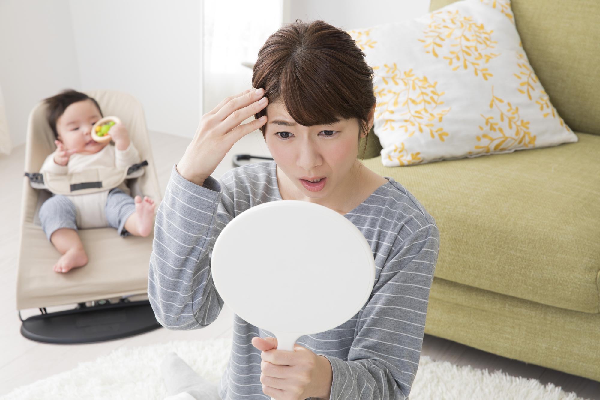 産後の抜け毛の原因とは？育毛ケアを徹底解説