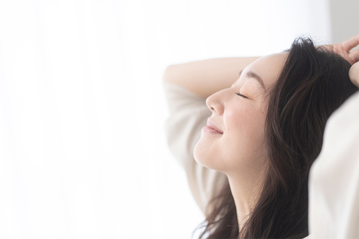 リラックスして目を閉じている女性