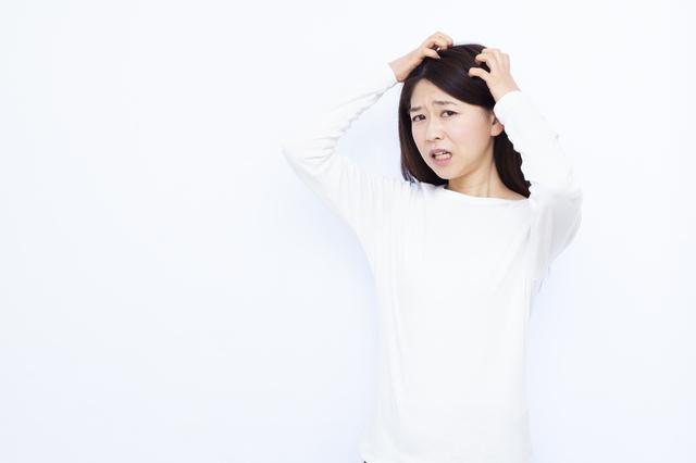 頭皮のかゆみに悩む方へ、原因と対策を解説。シャンプー・リンスの選び方も