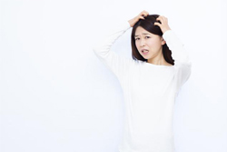 頭皮のかゆみに悩む方へ、原因と対策を解説。シャンプー・リンスの選び方もご紹介