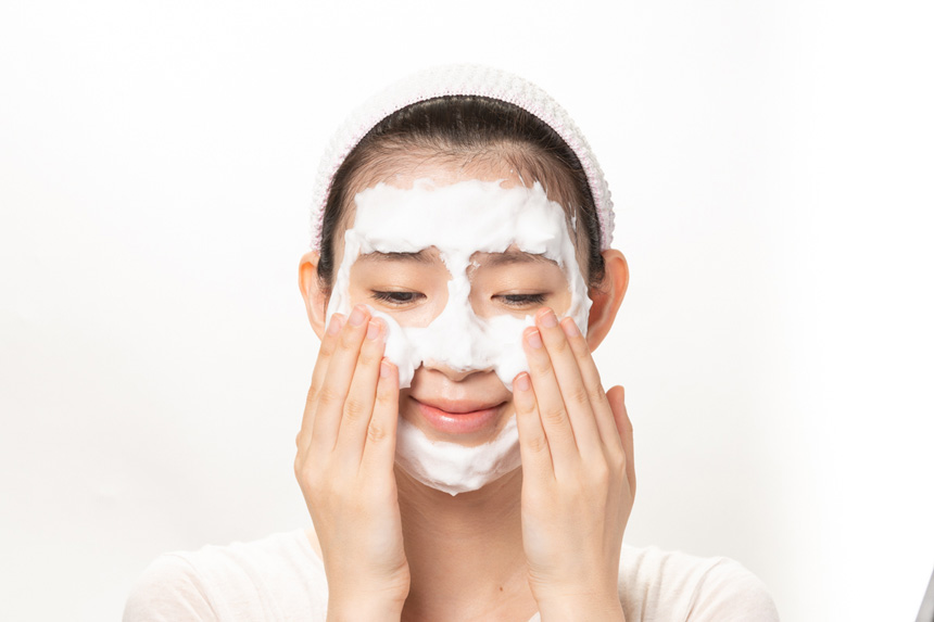 肌に負担をかけないようたっぷりの泡で洗顔している女性